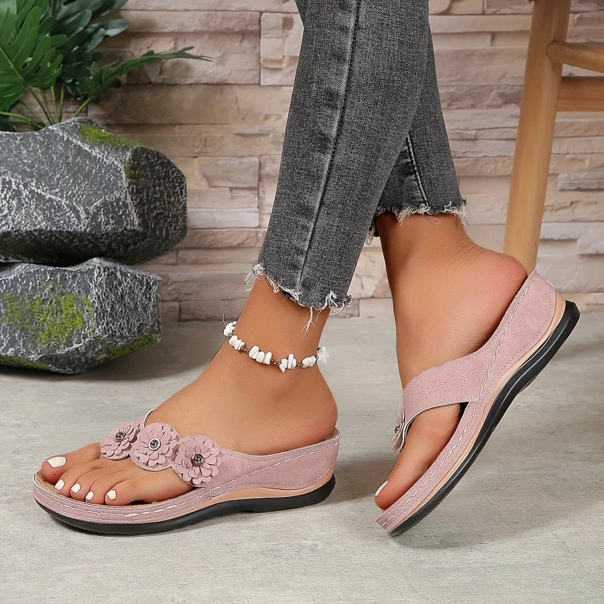 LEAH™ | SANDAL WITH FLOWER APPLICATION