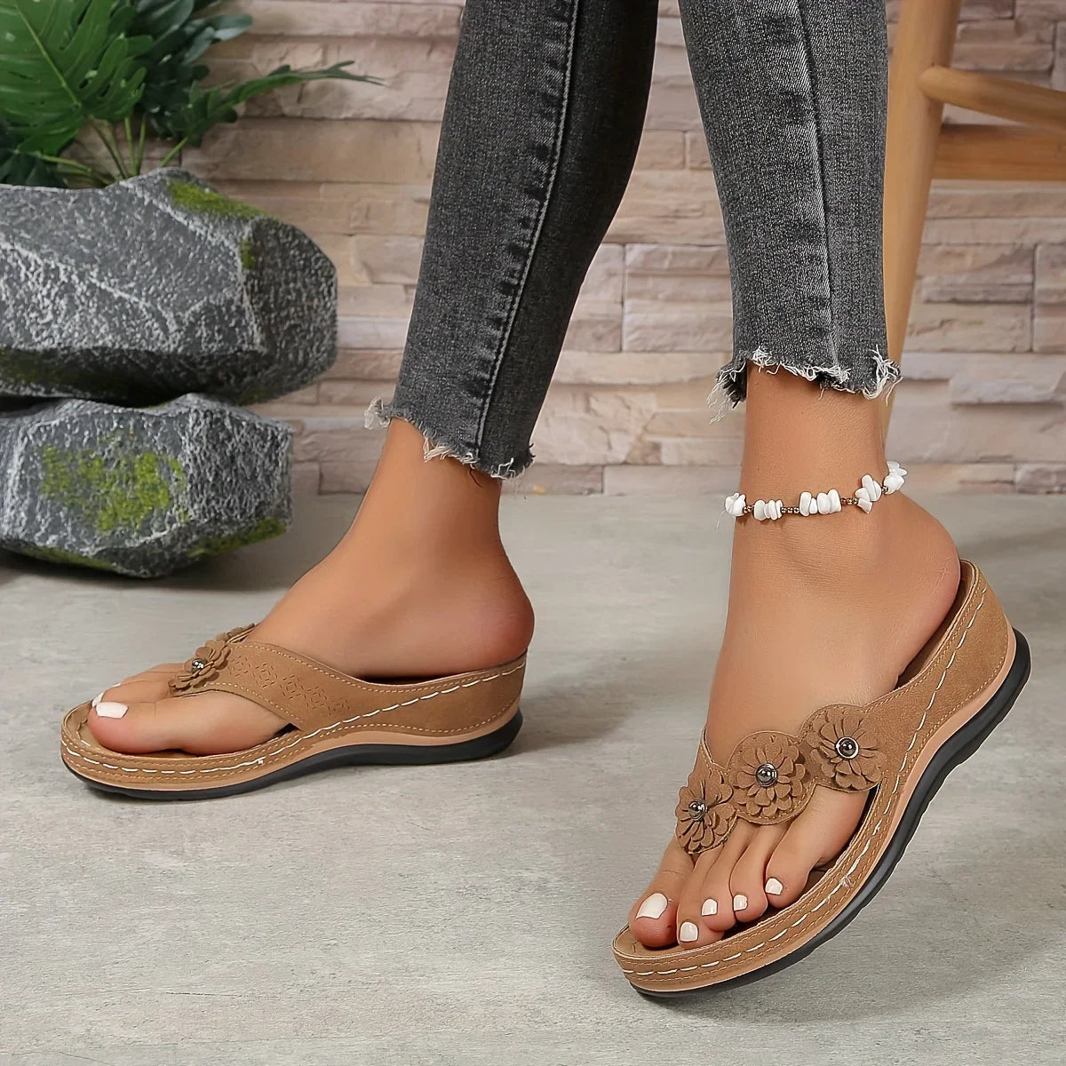 LEAH™ | SANDAL WITH FLOWER APPLICATION